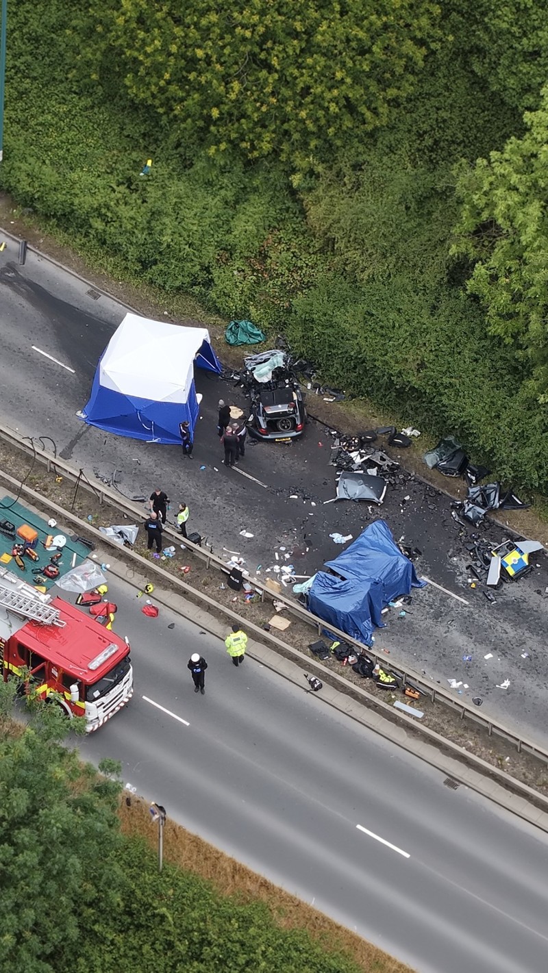Șapte morți, inclusiv doi polițiști, după ce un autovehicul care circula pe contrasens a lovit o mașină a poliției în Marea Britanie. Suspiciuni că ar fi vorba de o provocare pe TikTok