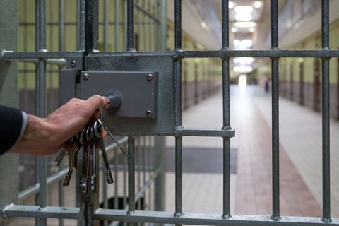 The Guardian: Mii de infractori sexuali din Anglia şi Ţara Galilor ar putea primi medicamente care le reduc libidoul