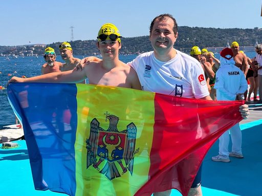 Premierul Vasile Tofan a traversat înot Bosforul alături de fiul său de 14 ani, care a fost mai rapid decât el