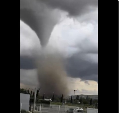 O tornadă impresionantă a măturat un sat din sudul Franţei: cel puţin 41 de răniţi şi 300 de locuinţe afectate. Transporturile au fost grav perturbate de furtuni în întreaga regiune - VIDEO