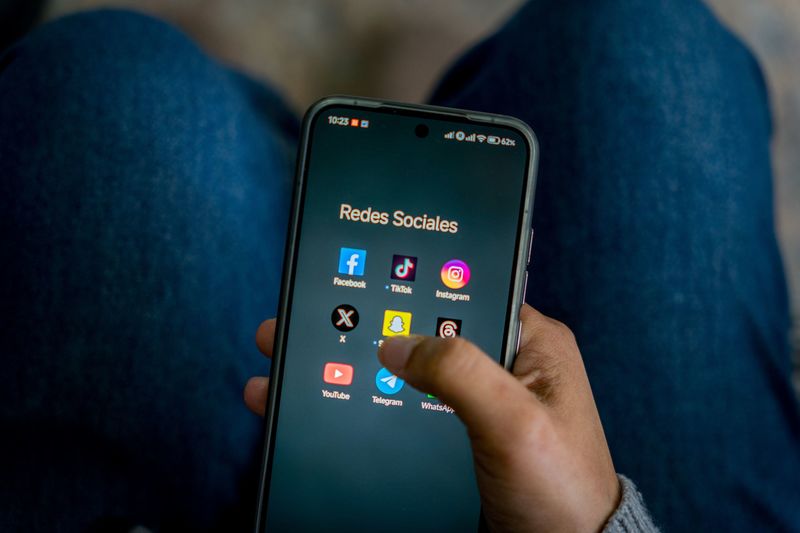 Australia - Utilizarea reţelelor sociale în rândul tinerilor sub 16 ani creşte din nou după interzicerea acestora. Cu ajutorul unui VPN, falsificând vârsta sau folosind WhatsApp, care nu intră sub incidenţa legii, este uşor să se ocolească interdicţia