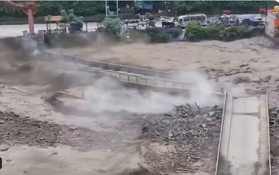 Sute de turiști străini sunt dați dispăruți în Nepal în urma unei viituri violente, care ar fi fost provocată de un cutremur ce a declanșat o alunecare de teren - VIDEO