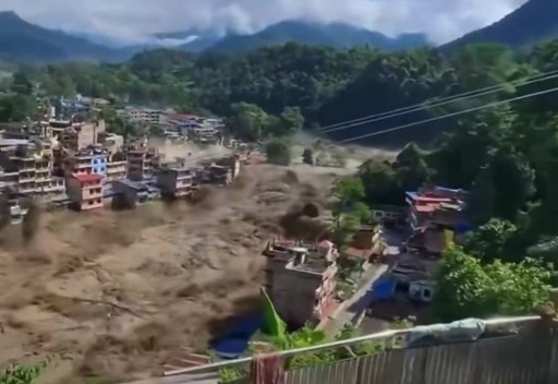 Bilanţul viiturii devastatoare din Nepal a ajuns la cel puţin 160 de morţi. O avalanşă de gheaţă şi roci ar fi cauzat fenomenul, asimilabil unui cutremur