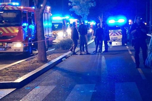 Cel puţin doi morţi şi zece răniţi, după ce un şofer a intrat cu maşina în mulţime, „în mod deliberat”, în oraşul francez Caen. Suspectul s-a născut în Rusia