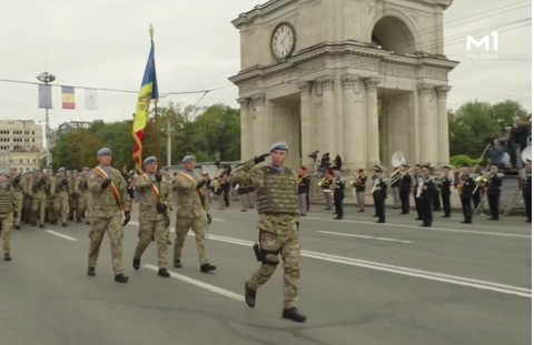 Maia Sandu şi Nicuşor Dan asistă la parada militară de la Chişinău - VIDEO
