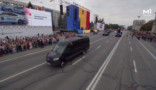 Maia Sandu şi Nicuşor Dan asistă la parada militară de la Chişinău - VIDEO
