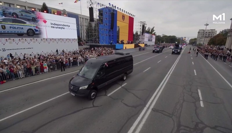 Maia Sandu și Nicușor Dan asistă la parada militară de la Chișinău - VIDEO