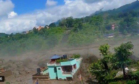 Nepal - Autorităţile emit o alertă de inundaţii după ce un lac de acumulare format în urma prăbuşirii gheţarului a început să se reverse