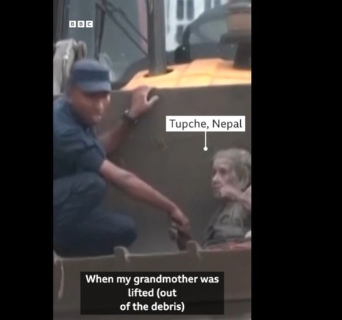 Inundaţii în Nepal - Femeie de 97 de ani, salvată după o operaţiune care a durat patru ore - FOTO