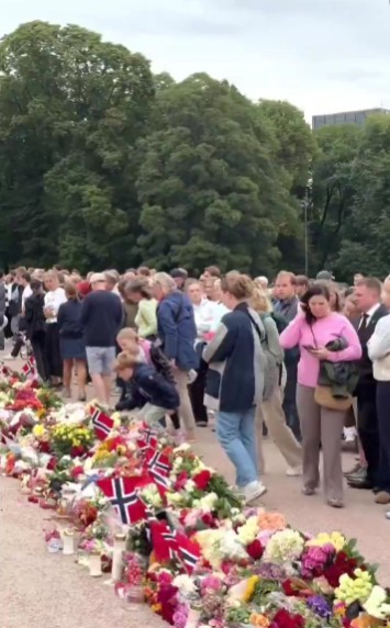 Norvegia îl plânge pe regele Harald, în timp ce mulțimile încep să se adune la palatul regal