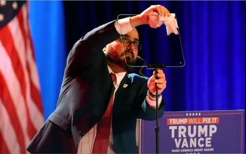 Un fost consilier al Casei Albe care opera teleprompterul folosit de Trump a fost amendat cu peste 172.000 de dolari pentru pariuri efectuate pe baza informaţiilor din discursurile prezidenţiale