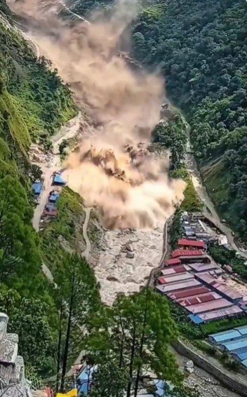 Dezastrul din Himalaya - Aproape 700 de morţi şi 3.000 de dispăruţi. În unele districte din Nepal, cadavrele recuperate sunt în stare de descompunere şi imposibil de identificat. Ţara are nevoie de miliarde de dolari şi de asistenţă tehnică din străinătat