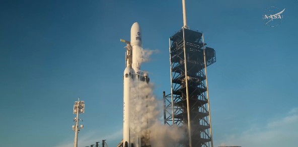 NASA a lansat din Florida noul şi puternicul telescop spaţial „Roman”. Acesta va contribui la înţelegerea a două componente cosmice misterioase - energia întunecată şi materia întunecată  - VIDEO