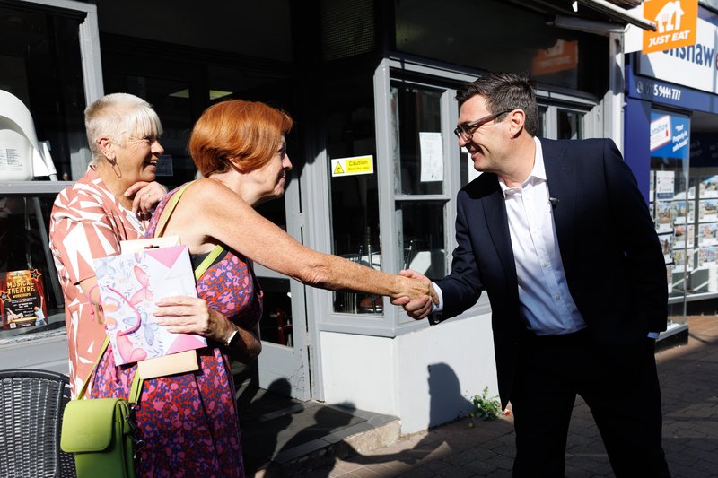 Noul premier britanic Andy Burnham se confruntă cu primele sale provocări