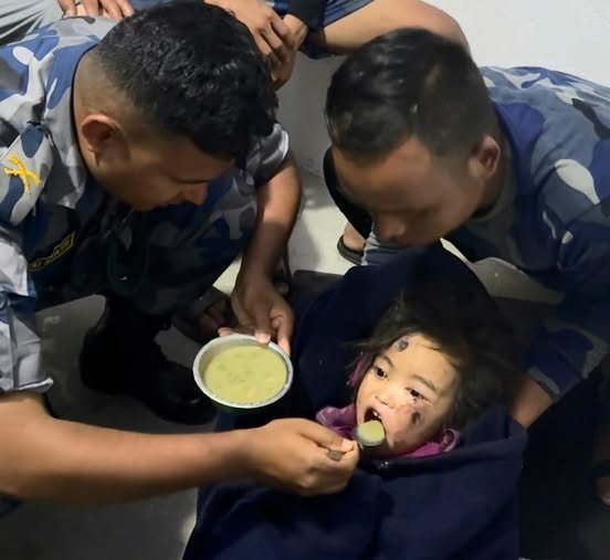 O fetiţă de 6 ani a fost salvată miraculos în Nepal după ce a petrecut trei zile şi trei nopţi în noroi - VIDEO