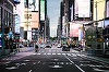 O femeie a înjunghiat la întâmplare două persoane în Times Square, din New York, ucigând una dintre ele, după care a fost împuşcată mortal de poliţie