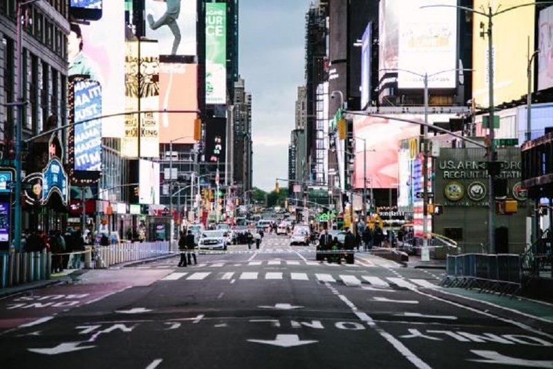 O femeie a înjunghiat la întâmplare două persoane în Times Square, din New York, ucigând una dintre ele, după care a fost împuşcată mortal de poliţie