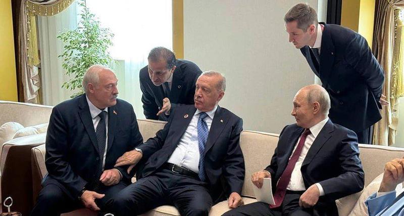 Erdogan afirmă că Turcia, membră NATO, va lua în considerare aderarea cu drepturi depline la blocul de securitate condus de China şi Rusia