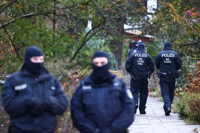 Dispozitive incendiare au fost aruncate la München pe o stradă unde se află mai multe companii din sectorul apărării. Doi suspecţi, cetăţeni bulgari, au fost reţinuţi