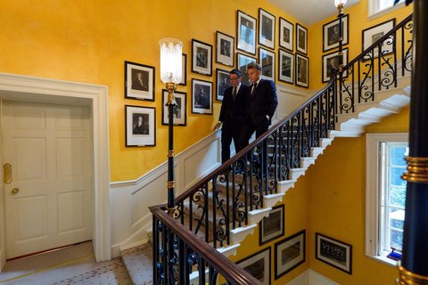 După ce au admirat împreună Tapiseria de la Bayeux, Andy Burnham şi Emmanuel Macron au avut o întâlnire în Downing Street pentru „consolidarea” relaţiilor