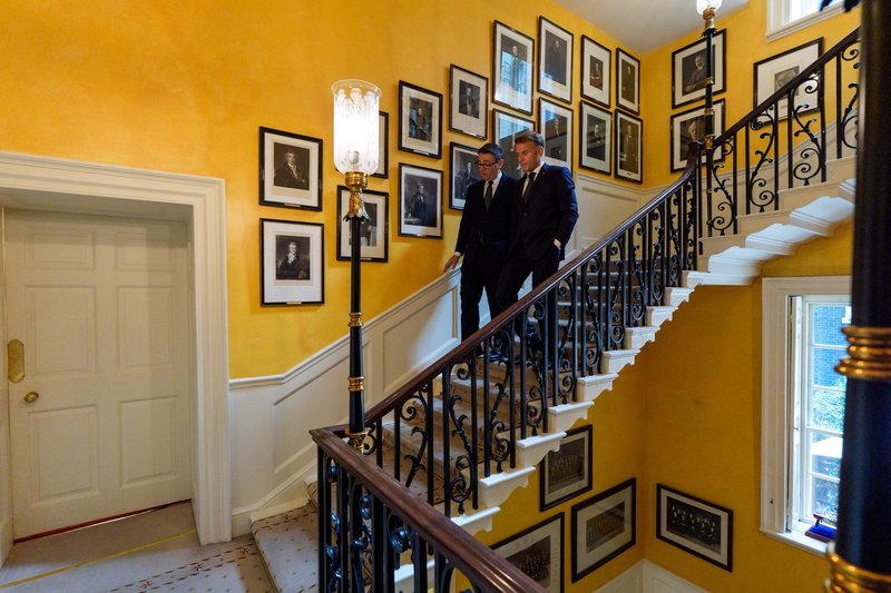 După ce au admirat împreună Tapiseria de la Bayeux, Andy Burnham şi Emmanuel Macron au avut o întâlnire în Downing Street pentru „consolidarea” relaţiilor