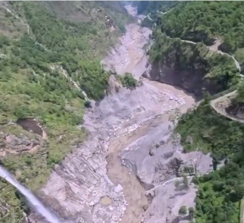 La opt zile după „tsunamiul din Himalaya” nimic nu a mai rămas în picioare, iar ajutarea victimelor devine o provocare. Numărul morţilor se apropie de 1.300, iar cel al dispăruţilor a trecut de 5.600