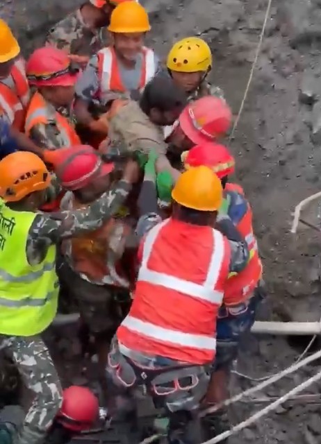 Doi muncitori au fost scoşi în viaţă dintr-un tunel la nouă zile după viitura devastatoare din Nepal - VIDEO
