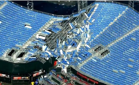 „Furtuna secolului”. Inundaţii majore paralizează oraşul Toronto. 50.000 de gospodării sunt fără curent electric, traficul aerian a fost întrerupt - VIDEO
