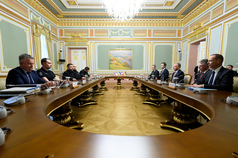 The Kyiv Independent: Eforturile de pace ale SUA nu reuşesc să ducă la un acord / Zelenski: "Războiul va continua" / Prezenţa lui Kushner şi Witkoff la Kiev a oferit locuitorilor capitalei „o protecţie chiar mai bună decât sistemele Patriot”