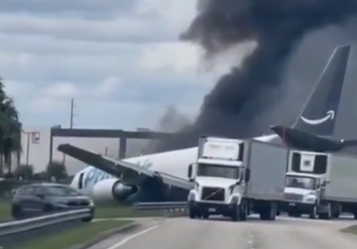 Incident la Aeroportul Internaţional din Miami: Un avion cargo al Amazon a ieşit de pe pistă. Fum gros în imaginile apărute în mediul online - VIDEO