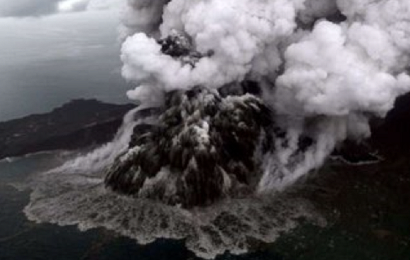 Opt aeroporturi din Indonezia rămân închise din cauza cenuşii vulcanice provenite de la Anak Krakatau