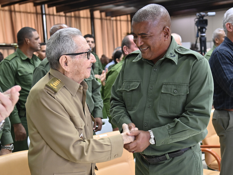 Fostul preşedinte cubanez Raúl Castro, din nou în public la un eveniment militar - VIDEO