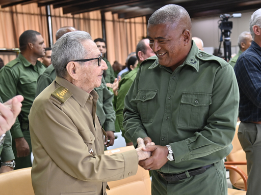 Fostul preşedinte cubanez Raúl Castro, din nou în public la un eveniment militar - VIDEO