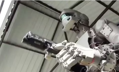 De pe ringul de dans, la război: China pune la punct roboţi umanoizi pentru luptă - Reuters