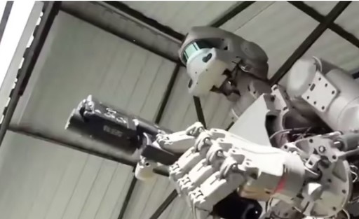 De pe ringul de dans, la război: China pune la punct roboţi umanoizi pentru luptă - Reuters