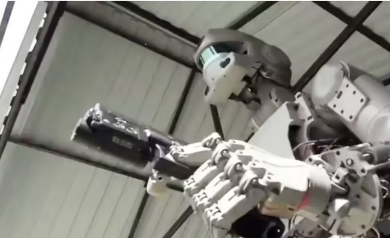 De pe ringul de dans, la război: China pune la punct roboţi umanoizi pentru luptă - Reuters