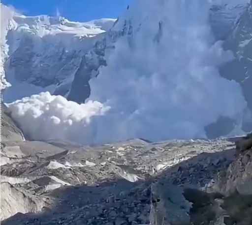 Cel puţin 11 alpinişti au murit într-o avalanşă în Caucaz
