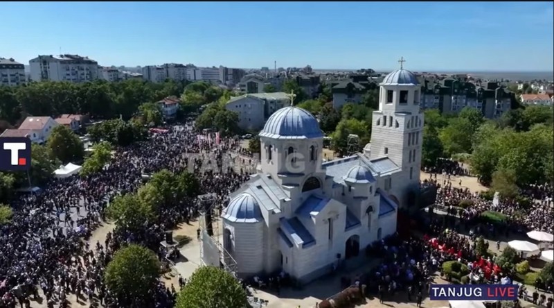 Îmbrăcaţi în haine de doliu, mii de sârbi au venit în faţa sicriului lui Ratko Mladic pentru a-şi lua rămas bun