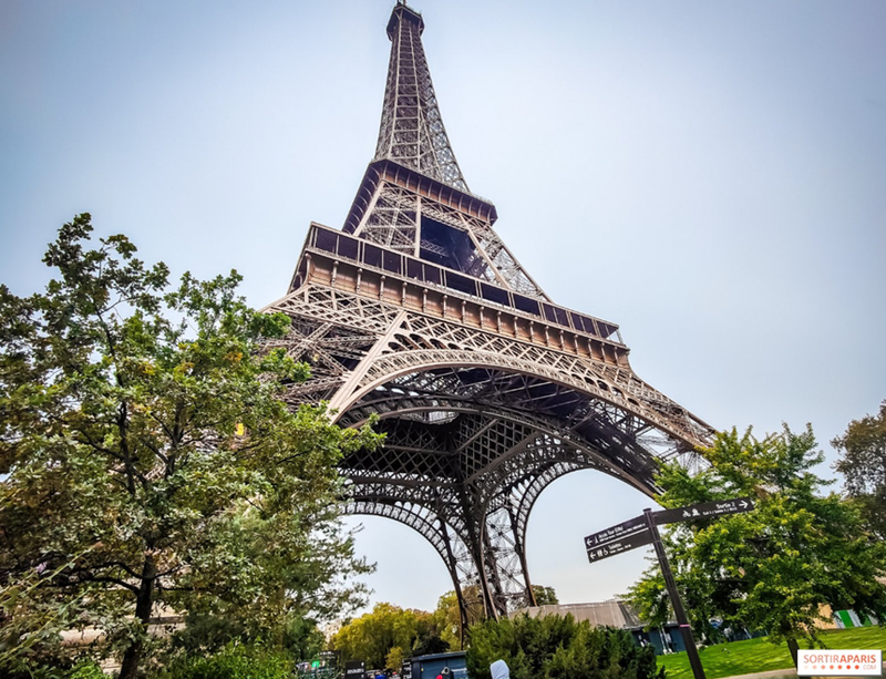 Turnul Eiffel a fost închis din cauza unor proteste, după ce personalul feminin a fost îndepărtat cu ocazia vizitei unui grup religios hindus/ Reacţii vehemente din partea politicienilor