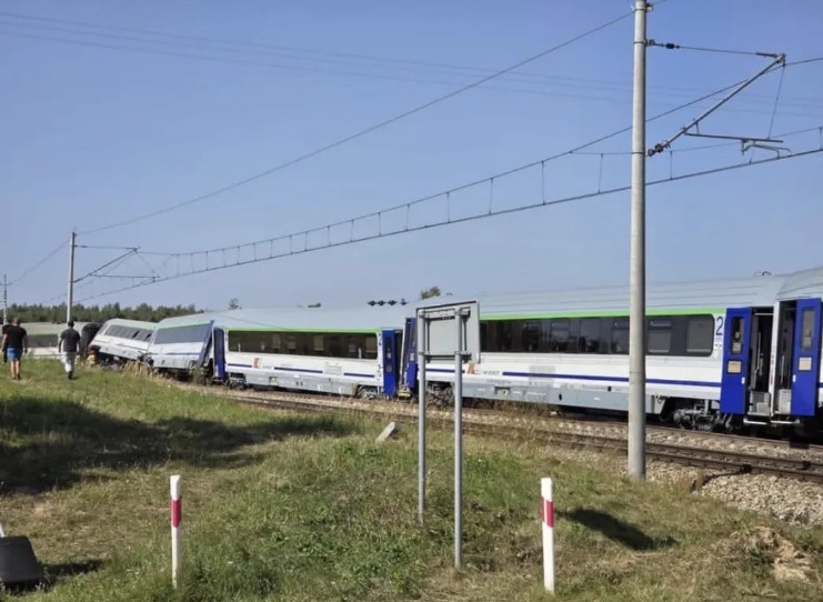 Polonia - Cel puţin 20 de răniţi după ce un tren intercity a lovit un camion şi a deraiat