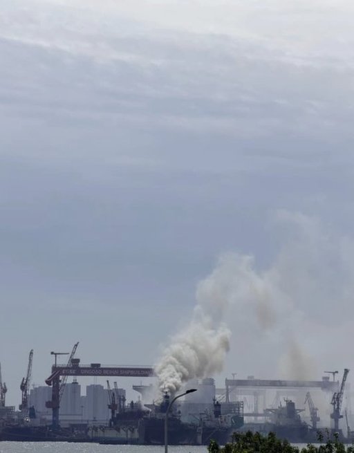 Cel puţin 20 de persoane au murit în urma unui incendiu izbucnit pe o navă de marfă într-un port din China