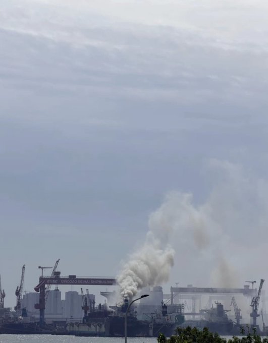 Cel puţin 20 de persoane au murit în urma unui incendiu izbucnit pe o navă de marfă într-un port din China