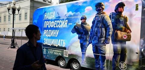 Amnesty International denunţă într-un raport recrutarea de străini de către Rusia drept ”trafic de persoane” în baza Articolului 3 al Protocolului de la Palermo