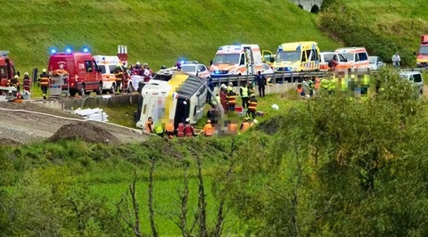 Mai mulţi morţi şi răniţi în estul Elveţiei, într-un accident de autocar al companiei turistice olandeze Oad. la bordul căreia se afla un grup de 48 de persoane