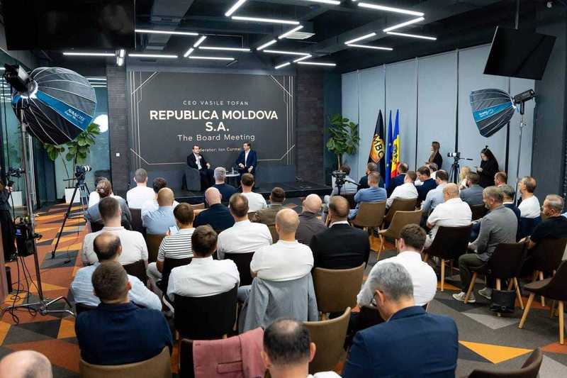 Un panou cu un slogan care s-a vrut neconvenţional, afişat la un eveniment unde era invitat premierul Vasile Tofan, stârneşte critici în Republica Moldova. Ce spune Guvernul - FOTO