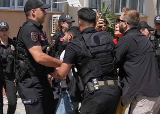 Cel puţin 83 de persoane arestate în Turcia în razii la baruri gay şi asociaţii gay, în cadrul unei operaţiuni de protecţie a ”familiei tradiţionale” a poliţiei turce, denumită ”Familia mea este în securitate”. Raportorul pentru Turcia în PE denunţă o ”escaladare şocantă”