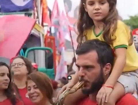 Manifestaţii în Brazilia în susţinerea lui Lula în alegerile prezidenţiale de la 4 octombrie. ”Extrema dreaptă este putredă şi coruptă”, scria pe pancarte ale Partidului Muncitorilor, unii îmbrăcaţi în cămăşi roşii
