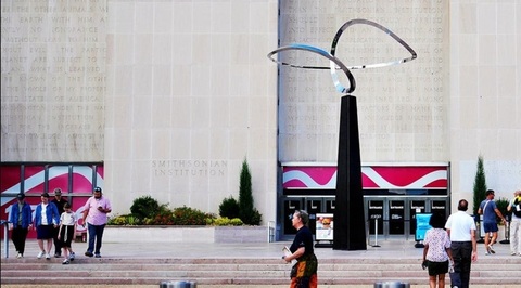 Trump cere ca o sculptură de artă modernă, Infinity, să fie înlocuită cu o statuie ”colosală” de nouă metri a lui George Washington, la Smithsonian