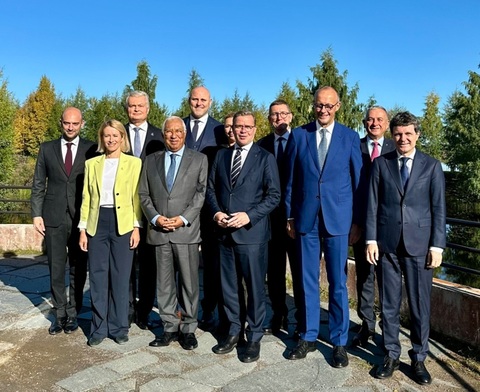 Douăsprezece ţări cer UE, la summitul din oraşul lui Moş Crăciun, să-şi consolideze prezenţa în Arctica împotriva ameninţării ruse. ”Securitatea în Arctica trebuie să fie asigurată în mod colectiv”. Comisia Europeană urmează să prezinte o nouă Strategie a