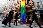 UE, îngrijorată de arestarea a zeci de activişti gay în Turcia, cere Ankarei, candidată la extindere şi membră CoE, ”să promoveze şi garanteze respectarea drepturilor omului şi demnităţii tuturor persoanelor, indiferent de identitatea de gen sau de orient